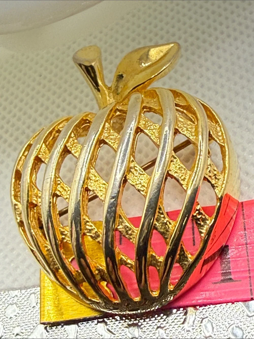 Vintage pretty Gold Tone Openwork Apple Brooch pin unsigned